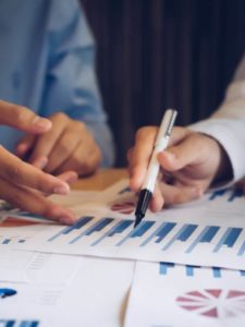 empreendedores estudando a saúde financeira da empresa