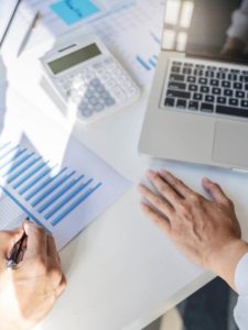 especialistas em finanças calculando o valuation