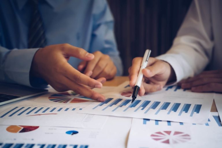 empreendedores estudando a saúde financeira da empresa